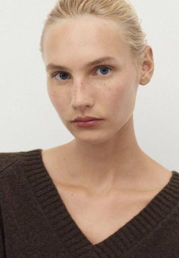 Пуловер с вырезом V