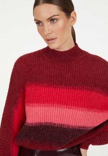 Пуловер в полоску