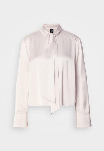Атласная блузка