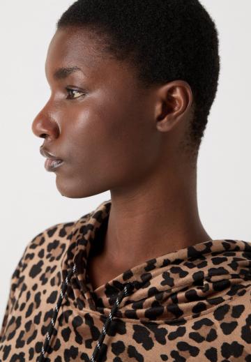 Пуловер с капюшоном