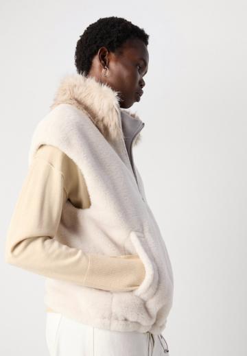 Пуховой жилет