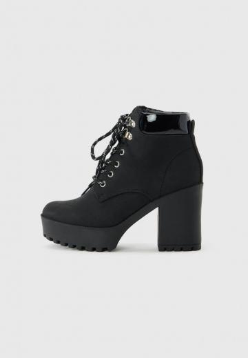 Высокие сапоги