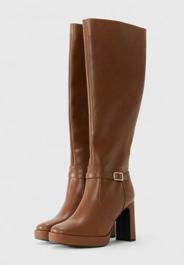 Высокие сапоги