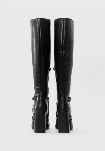 Высокие сапоги
