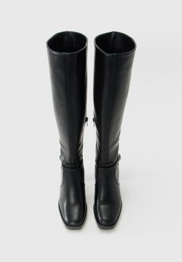 Высокие сапоги