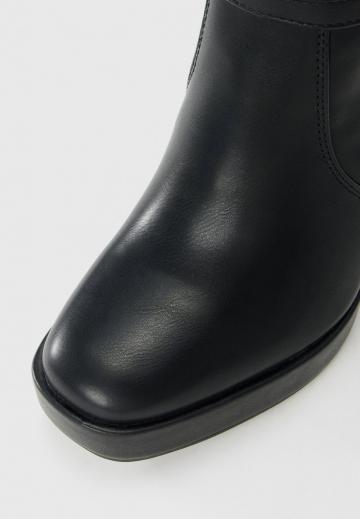 Высокие сапоги