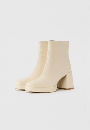 Высокие сапоги