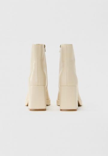 Высокие сапоги