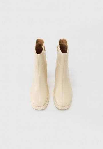 Высокие сапоги