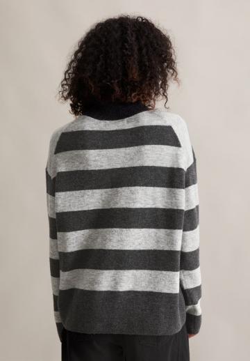 Пуловер в полоску
