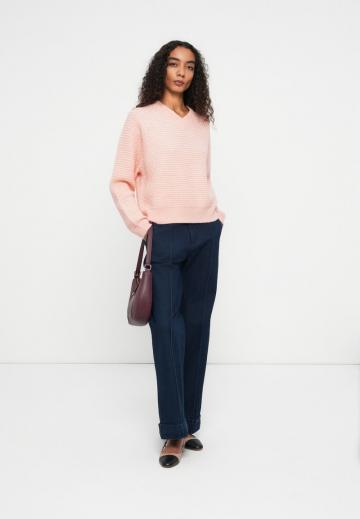 Пуловер с вырезом V