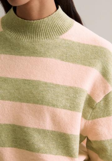 Пуловер в полоску