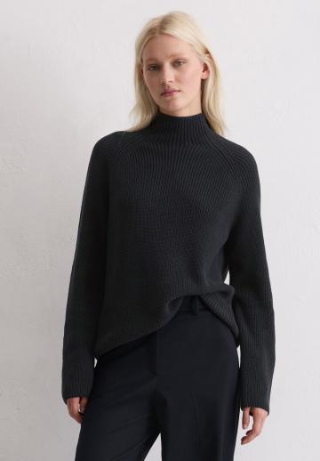 Пуловер с вырезом V