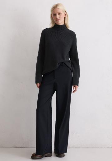 Пуловер с вырезом V