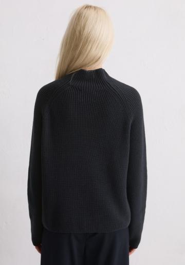 Пуловер с вырезом V