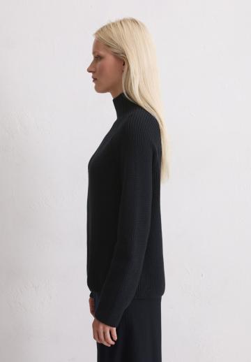 Пуловер с вырезом V