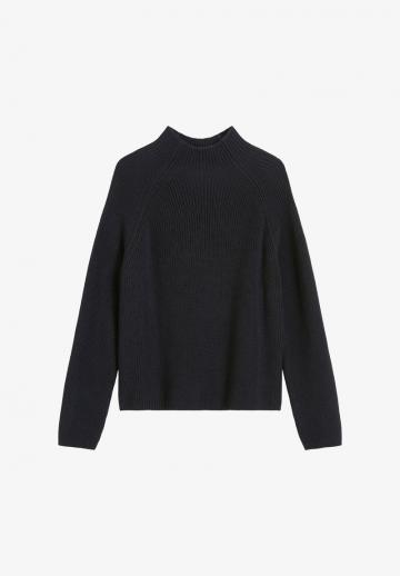 Пуловер с вырезом V