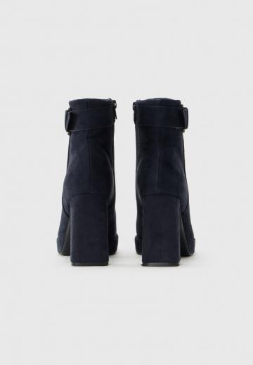 Высокие сапоги