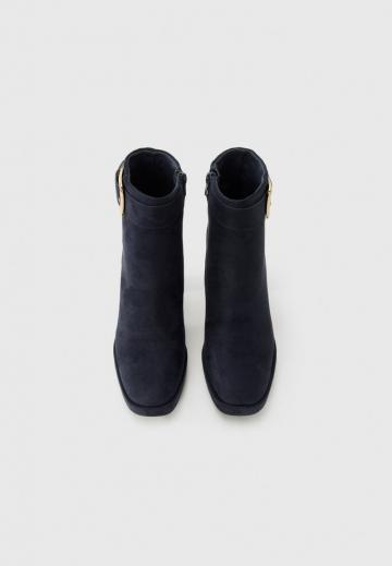 Высокие сапоги