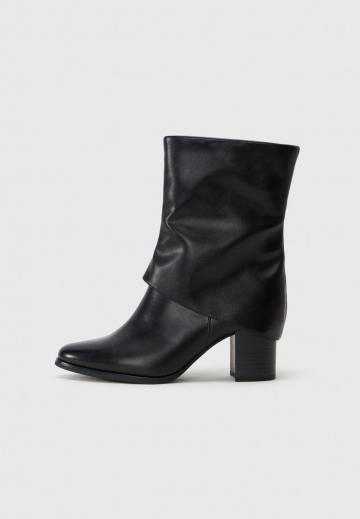 Сапожки на танкетке