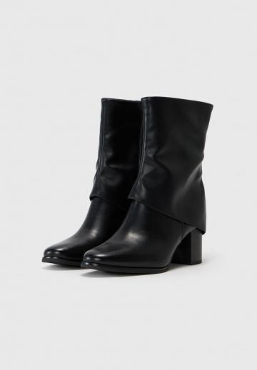 Сапожки на танкетке