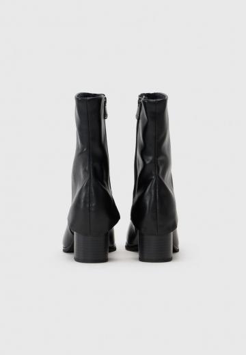 Сапожки на танкетке