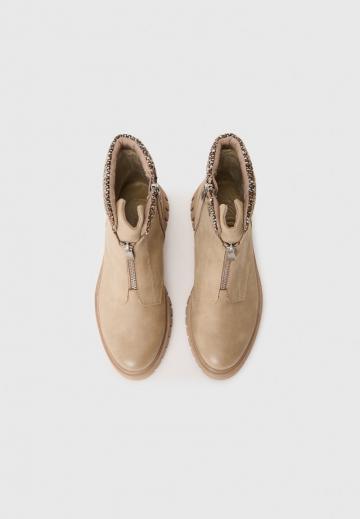 Сапожки на танкетке