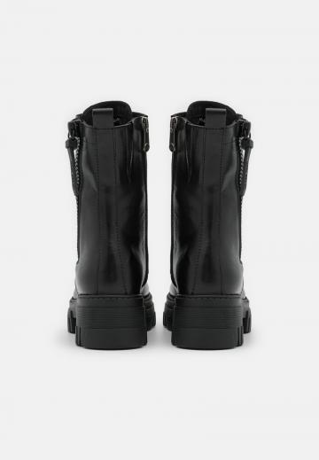 Ботинки на шнуровке