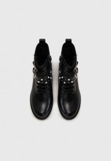 Ботинки на шнуровке