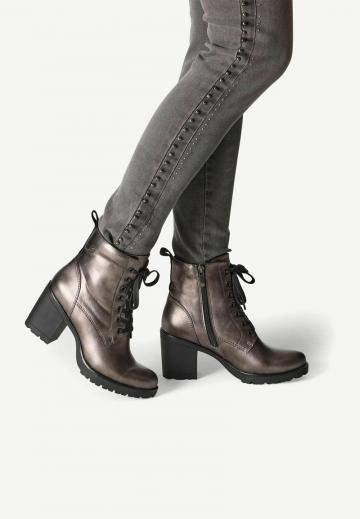 Высокие сапоги