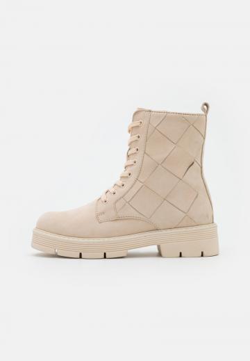 Ботинки на шнуровке