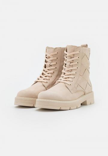 Ботинки на шнуровке
