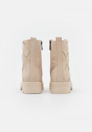 Ботинки на шнуровке