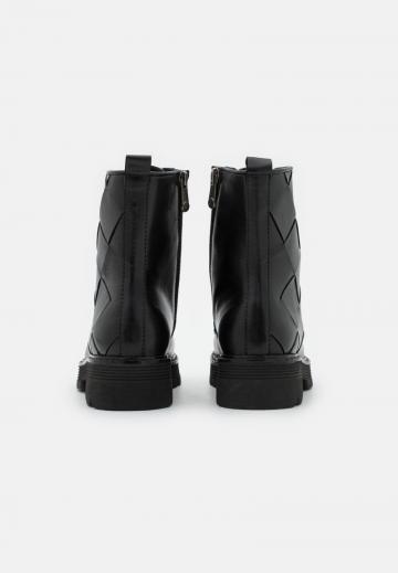 Ботинки на шнуровке