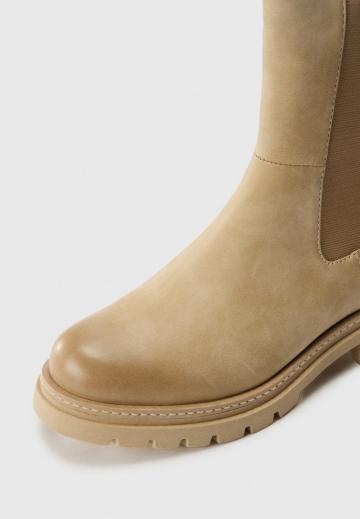 Сапожки на танкетке