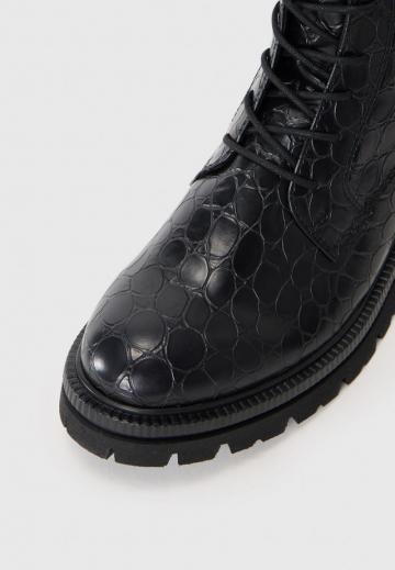 Ботинки на шнуровке