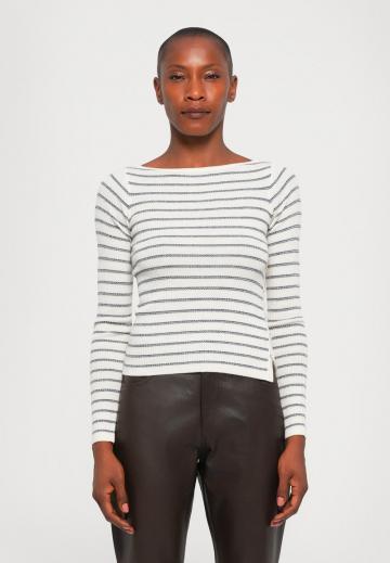 Пуловер в полоску