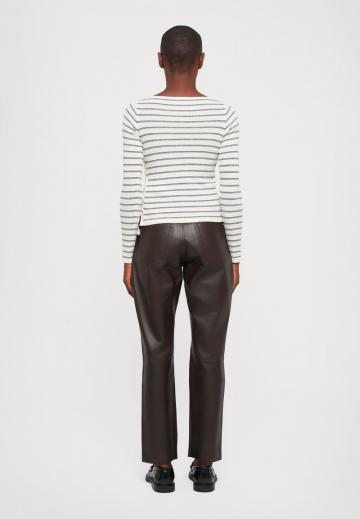 Пуловер в полоску