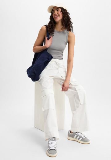 Брюки с накладными карманами