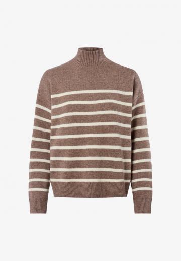 Пуловер в полоску