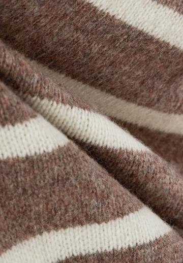 Пуловер в полоску