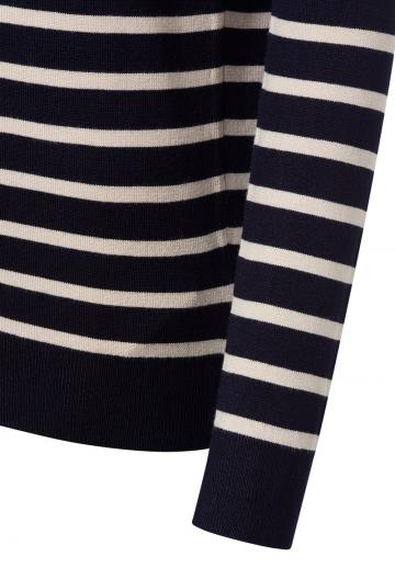 Пуловер в полоску