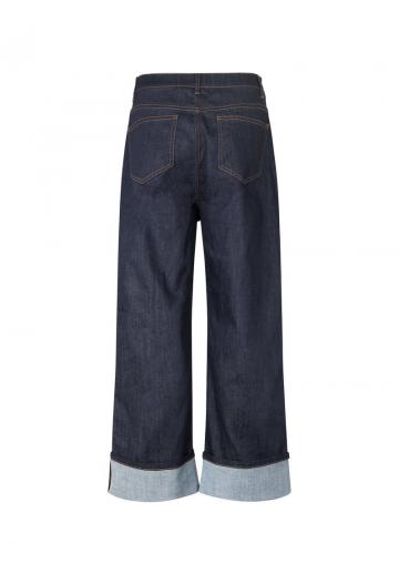 Короткие джинсы