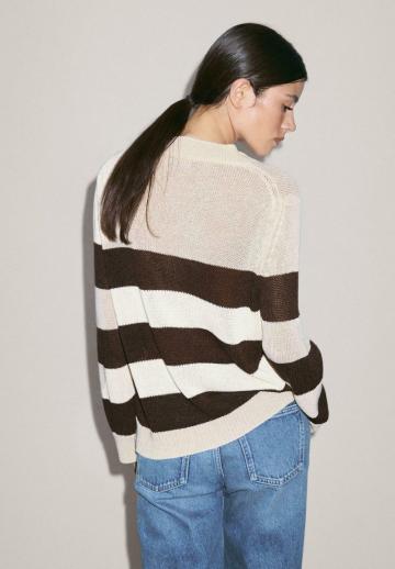 Пуловер с вырезом V