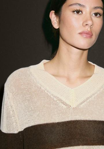 Пуловер с вырезом V