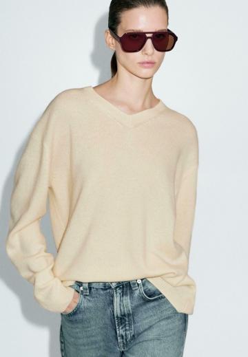 Пуловер с вырезом V