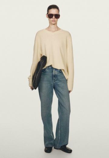 Пуловер с вырезом V