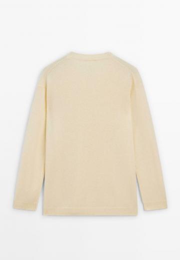 Пуловер с вырезом V