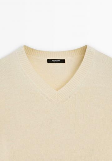 Пуловер с вырезом V