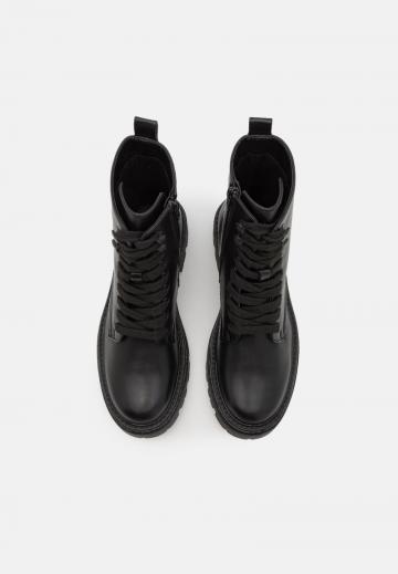 Ботинки на шнуровке